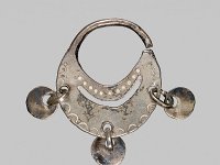 Ame Met 3  Ame Met 3, Chile, Mapuche (Araukaner), 19. Jahrhundert, Ohrschmuck, chachuay, Silber, vermutlich Legierung, L 3,7 cm, Dm ca. 2,5 cm : Museumsfoto: Claus Cordes, Bestandskatalog Ethnologie